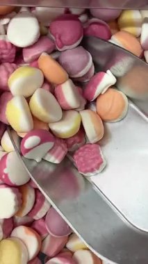 Renkli şekerler, şekerleme ve lolipopların karışımı. Tatlı tatlı. Tatil ya da çocukların doğum günü için şenlikli bir geçmiş. Yüksek kalite 4k görüntü