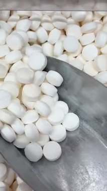 Beyaz çikolata parçalarının kaşıkla kepçelenip pürüzsüz dokularını vurguladığı detaylı görüntü. Yüksek kalite 4k görüntü