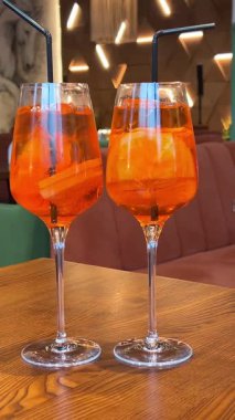 Polonya 'nın Katowice şehrinin arka planına karşı iki güzel kokteyl çilekli limonata, nane çiçekleri pencere pervazında kırmızı, dinlendirici ve keyifli bir yolculuk. Yüksek kalite 4k görüntü