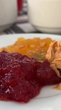 Fıstık Ezmeli Jöleli Sandviç. Yeşil arkaplanlı bir tabağa koyuyor. Yüksek kalite 4k görüntü