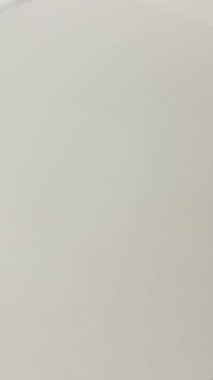 Kağıt kadın üzerine mavi boyalar çizerek boş kağıda notlar alarak. Rastgele çizgi çiz