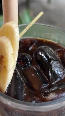 Buzlu, muzlu, buzlu, sütsüz kahve. Buzlu kahve yapıyorum. Dikey video. Yüksek kalite 4k görüntü