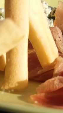 Ağır çekimde çalışan adam zeytin ağacından yemek yer. Yüksek kalite 4k görüntü