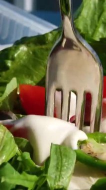 Ton balıklı salata ve kasede domates. Seçici odaklanma. Yüksek kalite 4k görüntü