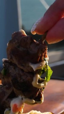 Satay, küçük bambuyla şişlenmiş tavuk eti, pişirmeye hazır tavuk satay. Yüksek kalite 4k görüntü