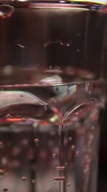 Ağır çekimde köpüklü su kabarcıkları. Yüksek kalite 4k görüntü