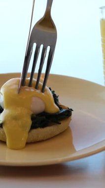 Hollandaise sosu, yumurtalar için sos Benedict sıvı yumurta sarısı tükeniyor. İki haşlanmış yumurta ya da domatesli kızarmış ekmek, kızarmış soğan ve Hollandez soslu pastırma. 4k
