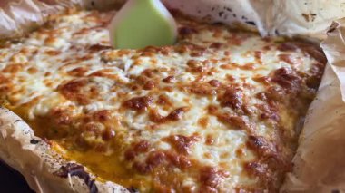 Ratatouille peynirli güveç peynirli, altın erimiş peynirli, kremalı, fırında kızartılmış, konforlu yemekler, yemek tabakları, gurme yemekleri, restoran servisleri....