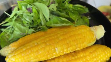 Yemek masasında kaynamış mısır. Yüksek kalite 4k görüntü