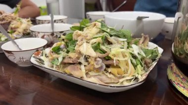 Izgarada pişirilmiş sulu tavuk filetosu. Koyu beton arka planda tuz, baharat ve otlarla birlikte. Yüksek kalite 4k görüntü