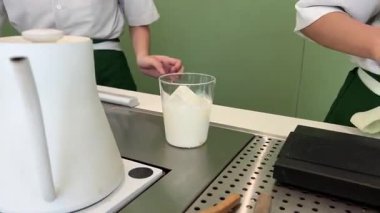 Geleneksel Japon töreninde güzel yeşil çay tozu çırpan bir kadının yaptığı kibrit çayı. Sakinleşme ritüeli denge, farkındalık ve doğal tatlara odaklandı. .