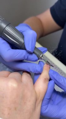 Bir manikürcü tırnağı keser. Güzellik salonunda çivi bakım prosedürü. Yüksek kalite 4k görüntü