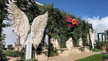 Beyaz tüylü kanatlar Da Nang, Vietnam bulutların üzerinde süzülüyor, bu rüya gibi köprü taş ellerin içinde dinleniyor, yolculara barışçıl, gerçeküstü bir dağ semalarında yürüme imkanı sunuyor..