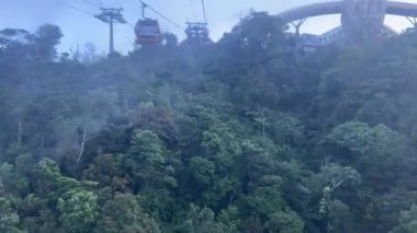 Teleferik Da Nang, Vietnam bulutların üzerinde süzülüyor, bu rüya gibi köprü taş ellerin içinde dinleniyor, yolculara huzur dolu, gerçeküstü bir dağ yürüyüşü sunuyor..