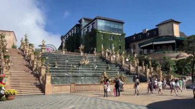 Bana Hills bira fabrikasının kalitesi bir bardak biranın üstünde. El yapımı bira yapmak için fikirler. Yüksek kalite 4k görüntü