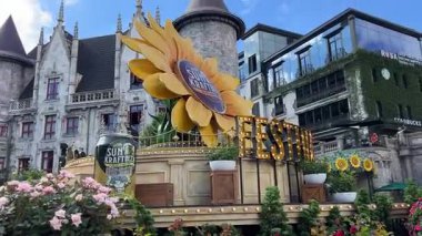 Da Nang, Vietnam bulutların üzerinde süzülüyor, bu rüya gibi köprü taş ellerin içinde dinleniyor, yolculara huzur dolu, gerçeküstü bir dağ yürüyüşü sunuyor..