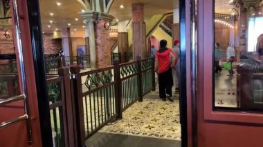 Tramvay insanları demiryolu bulutların üzerinde yüzüyor, bu rüya gibi köprü taş ellerin içinde dinleniyor, yolculara huzur dolu, gerçeküstü bir dağ semalarında yürüme imkanı sunuyor. Vietnam Danang 09.02.2025