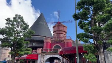 Da Nang, Vietnam bulutların üzerinde süzülüyor, bu rüya gibi köprü taş ellerin içinde dinleniyor, yolculara huzur dolu, gerçeküstü bir dağ yürüyüşü sunuyor..