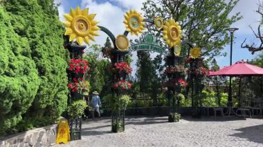 Da Nang, Vietnam bulutların üzerinde süzülüyor, bu rüya gibi köprü taş ellerin içinde dinleniyor, yolculara huzur dolu, gerçeküstü bir dağ yürüyüşü sunuyor..