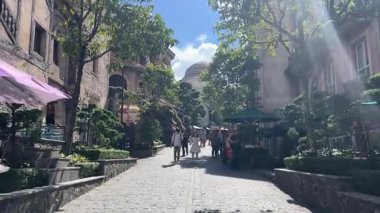 Da Nang, Vietnam bulutların üzerinde süzülüyordu. Bu rüya gibi köprü taş ellerin içinde dinleniyordu. Gezginlere huzur dolu, gerçeküstü bir dağ yürüyüşü sunuyordu. Vietnam Danang 09.02.2025