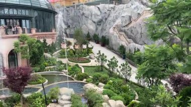 Da Nang, Vietnam bulutların üzerinde süzülüyor, bu rüya gibi köprü taş ellerin içinde dinleniyor, yolculara huzur dolu, gerçeküstü bir dağ yürüyüşü sunuyor..