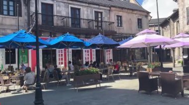 Da Nang, Vietnam bulutların üzerinde süzülüyordu. Bu rüya gibi köprü taş ellerin içinde dinleniyordu. Gezginlere huzur dolu, gerçeküstü bir dağ yürüyüşü sunuyordu. Vietnam Danang 09.02.2025