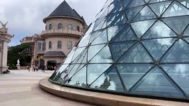 Da Nang, Vietnam bulutların üzerinde süzülüyor, bu rüya gibi köprü taş ellerin içinde dinleniyor, yolculara huzur dolu, gerçeküstü bir dağ yürüyüşü sunuyor..