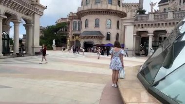 Da Nang, Vietnam bulutların üzerinde süzülüyordu. Bu rüya gibi köprü taş ellerin içinde dinleniyordu. Gezginlere huzur dolu, gerçeküstü bir dağ yürüyüşü sunuyordu. Vietnam Danang 09.02.2025