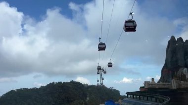 Da Nang, Vietnam bulutların üzerinde süzülüyor, bu rüya gibi köprü taş ellerin içinde dinleniyor, yolculara huzur dolu, gerçeküstü bir dağ yürüyüşü sunuyor..