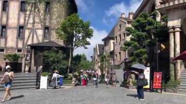 Da Nang, Vietnam bulutların üzerinde süzülüyordu. Bu rüya gibi köprü taş ellerin içinde dinleniyordu. Gezginlere huzur dolu, gerçeküstü bir dağ yürüyüşü sunuyordu. Vietnam Danang 09.02.2025