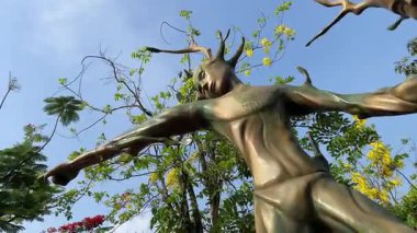 Vietnam Phu Quoc Adası Büyük Kanalı. Köprü ve renkli Avrupa tarzı binalar. Phu Quoc Adası, Vietnam 'daki Büyük Dünya Venedik Kasabası' nda. Yüksek kalite 4k görüntü