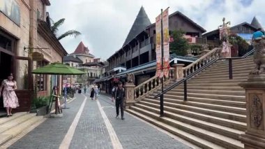 Da Nang, Vietnam bulutların üzerinde süzülüyordu. Bu rüya gibi köprü taş ellerin içinde dinleniyordu. Gezginlere huzur dolu, gerçeküstü bir dağ yürüyüşü sunuyordu. Vietnam Danang 09.02.2025