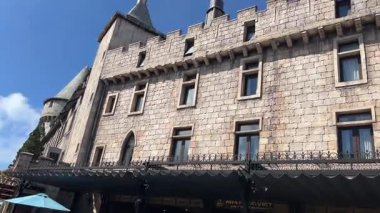 Da Nang, Vietnam bulutların üzerinde süzülüyor, bu rüya gibi köprü taş ellerin içinde dinleniyor, yolculara huzur dolu, gerçeküstü bir dağ yürüyüşü sunuyor..