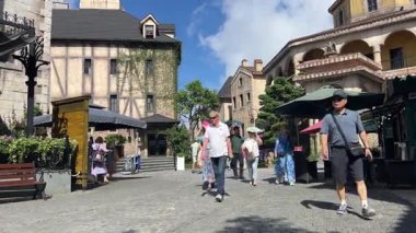 Da Nang, Vietnam bulutların üzerinde süzülüyordu. Bu rüya gibi köprü taş ellerin içinde dinleniyordu. Gezginlere huzur dolu, gerçeküstü bir dağ yürüyüşü sunuyordu. Vietnam Danang 09.02.2025