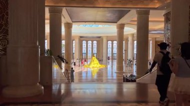 Da Nang, Vietnam bulutların üzerinde süzülüyordu. Bu rüya gibi köprü taş ellerin içinde dinleniyordu. Gezginlere huzur dolu, gerçeküstü bir dağ yürüyüşü sunuyordu. Vietnam Danang 09.02.2025