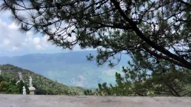 Da Nang, Vietnam bulutların üzerinde süzülüyor, bu rüya gibi köprü taş ellerin içinde dinleniyor, yolculara huzur dolu, gerçeküstü bir dağ yürüyüşü sunuyor..