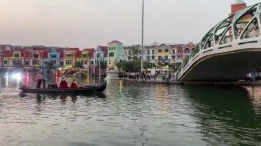 Vietnam Phu Quoc Adası Büyük Kanalı. Köprü ve renkli Avrupa tarzı binalar. Phu Quoc Adası, Vietnam 'daki Büyük Dünya Venedik Kasabası' nda. Yüksek kalite 4k görüntü