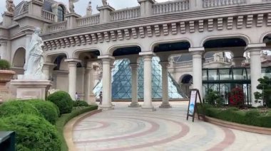 Da Nang, Vietnam bulutların üzerinde süzülüyor, bu rüya gibi köprü taş ellerin içinde dinleniyor, yolculara huzur dolu, gerçeküstü bir dağ yürüyüşü sunuyor..