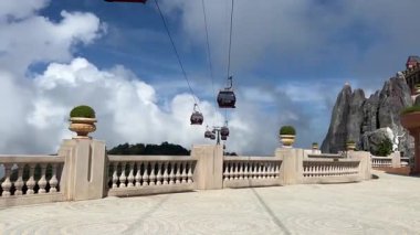 Da Nang, Vietnam bulutların üzerinde süzülüyor, bu rüya gibi köprü taş ellerin içinde dinleniyor, yolculara huzur dolu, gerçeküstü bir dağ yürüyüşü sunuyor..