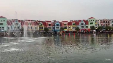 Vietnam Phu Quoc Adası Büyük Kanalı. Köprü ve renkli Avrupa tarzı binalar. Phu Quoc Adası, Vietnam 'daki Büyük Dünya Venedik Kasabası' nda. Yüksek kalite 4k görüntü