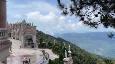 Da Nang, Vietnam bulutların üzerinde süzülüyor, bu rüya gibi köprü taş ellerin içinde dinleniyor, yolculara huzur dolu, gerçeküstü bir dağ yürüyüşü sunuyor..