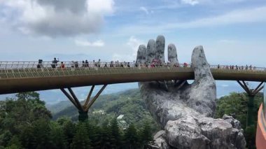 Da Nang, Vietnam bulutların üzerinde süzülüyor, bu rüya gibi köprü taş ellerin içinde dinleniyor, yolculara huzur dolu, gerçeküstü bir dağ yürüyüşü sunuyor..