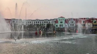 Vietnam Phu Quoc Adası Büyük Kanalı. Köprü ve renkli Avrupa tarzı binalar. Phu Quoc Adası, Vietnam 'daki Büyük Dünya Venedik Kasabası' nda. Yüksek kalite 4k görüntü