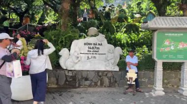 Da Nang, Vietnam bulutların üzerinde süzülüyordu. Bu rüya gibi köprü taş ellerin içinde dinleniyordu. Gezginlere huzur dolu, gerçeküstü bir dağ yürüyüşü sunuyordu. Vietnam Danang 09.02.2025