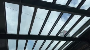 Da Nang, Vietnam bulutların üzerinde süzülüyor, bu rüya gibi köprü taş ellerin içinde dinleniyor, yolculara huzur dolu, gerçeküstü bir dağ yürüyüşü sunuyor..