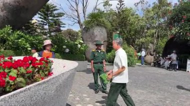 Da Nang, Vietnam bulutların üzerinde süzülüyordu. Bu rüya gibi köprü taş ellerin içinde dinleniyordu. Gezginlere huzur dolu, gerçeküstü bir dağ yürüyüşü sunuyordu. Vietnam Danang 09.02.2025