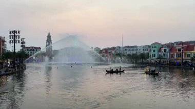 Vietnam Phu Quoc Adası Büyük Kanalı. Köprü ve renkli Avrupa tarzı binalar. Phu Quoc Adası, Vietnam 'daki Büyük Dünya Venedik Kasabası' nda. Yüksek kalite 4k görüntü