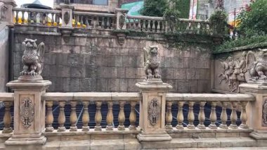 Da Nang, Vietnam bulutların üzerinde süzülüyor, bu rüya gibi köprü taş ellerin içinde dinleniyor, yolculara huzur dolu, gerçeküstü bir dağ yürüyüşü sunuyor..