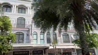 Vietnam Phu Quoc Adası Büyük Kanalı. Köprü ve renkli Avrupa tarzı binalar. Phu Quoc Adası, Vietnam 'daki Büyük Dünya Venedik Kasabası' nda. Yüksek kalite 4k görüntü