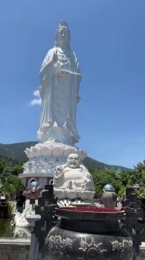 Da Nang, Vietnam 'ın tepelerindeki Buda Hanım Dünya Turistleri İçin Turizm Özellikleri. Yüksek kalite 4k görüntü